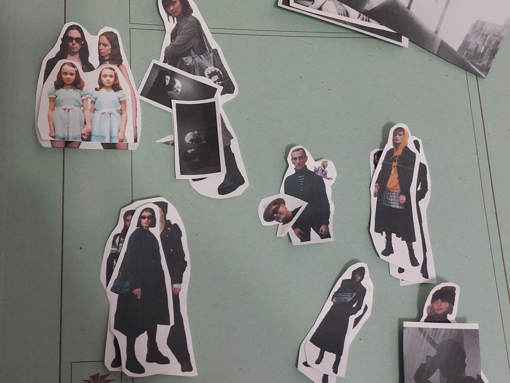 Fase 5 della creazione dello zine: ritaglio e assemblaggio di elementi grafici